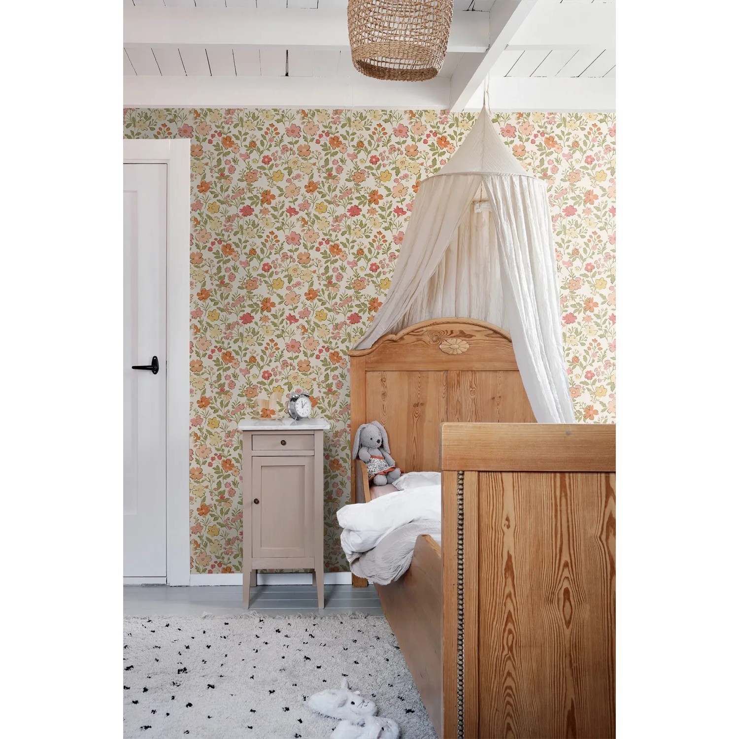 ESTAhome Vliestapete mit Blumenmuster in Rosa, Grün, Gelb und Orange im Kinderzimmer.