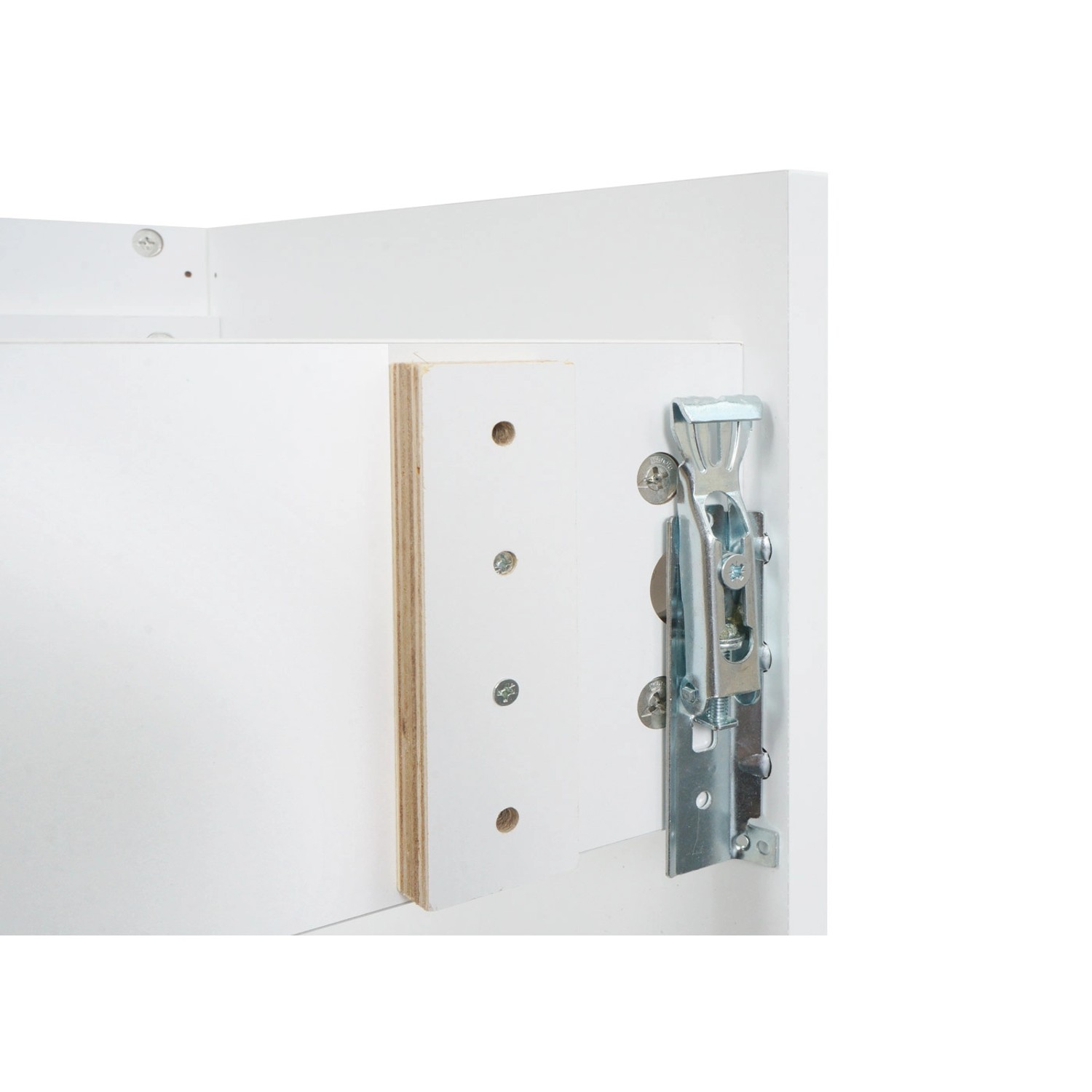 Detailaufnahme: Scharnier und Montageplatte des weißen MCW Badmöbel-Sets.