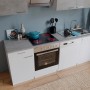 Respekta Economy Küchenzeile KB220WWBSC, 220 cm, Weiß und Beton Optik mit E-Geräten.