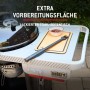 Detailansicht Weber Holzkohlegrill Performer 57 cm: Seitentisch mit Schneidebrett und Soße.