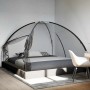 Schwarzes vidaXL Moskitonetz Zelt (200x200x135 cm) über einem Bett. Ideal für Camping & Zuhause.