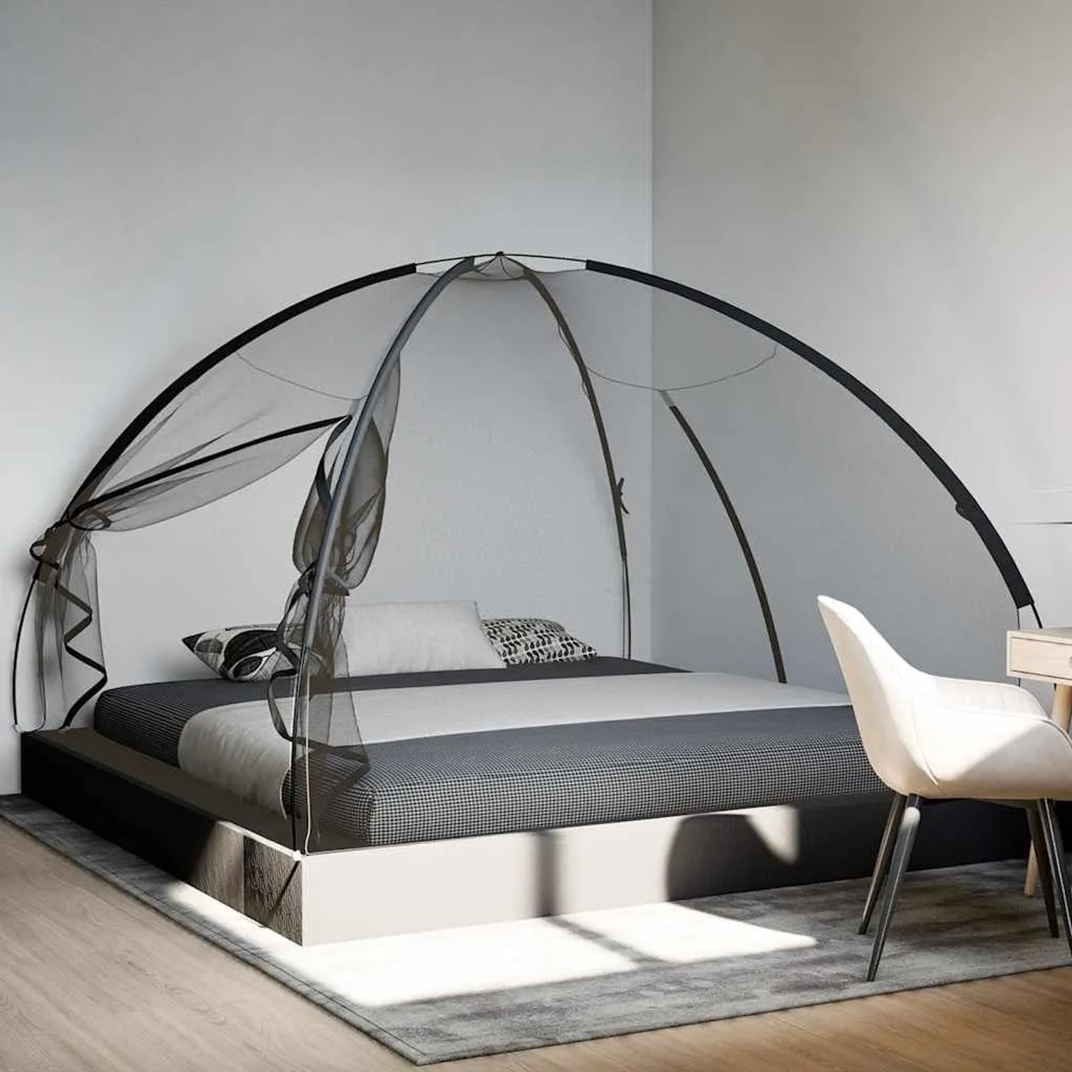 Schwarzes vidaXL Moskitonetz Zelt (200x200x135 cm) über einem Bett. Ideal für Camping & Zuhause.
