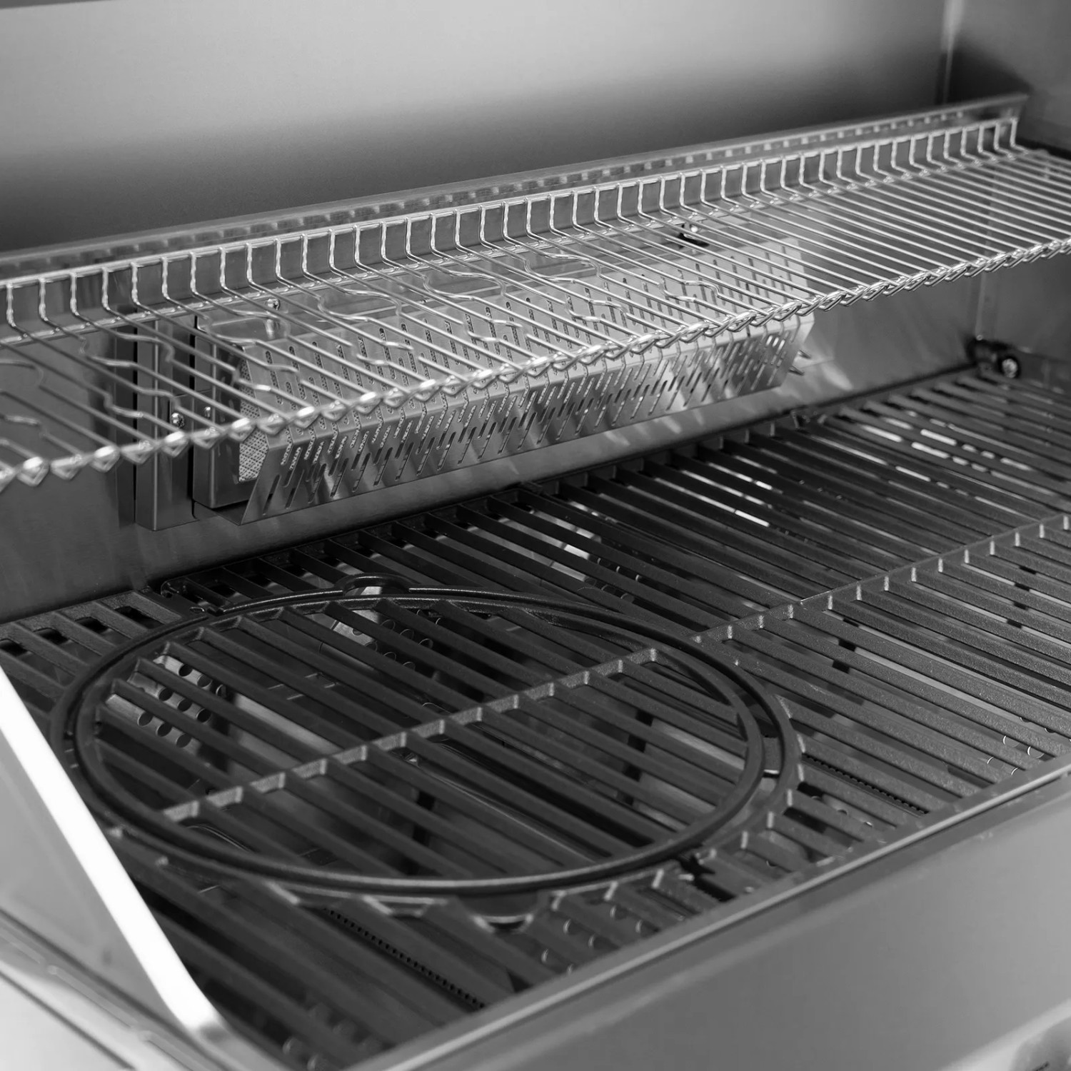 Innenansicht Taino Platinum Yamara 6+2 Gasgrill mit Grillrost und Warmhalterost.