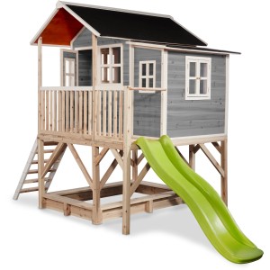 Graues EXIT Loft 550 Holzspielhaus mit Rutsche, Sandkasten und Leiter für Kinder.