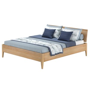 Metallfreies Doppelbett aus Buchenholz 180x200 mit Rollrost und konischen Füßen.