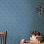 Blaue Vliestapete Architects Paper Ap Arcade 391746 mit feinem Muster im Wohnraum.