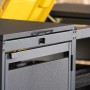 Anthrazitfarbene Mülltonnenbox aus Metall. Abschließbarer Deckel mit Griff. Robuste Mülltonnenverkleidung aus Stahl.