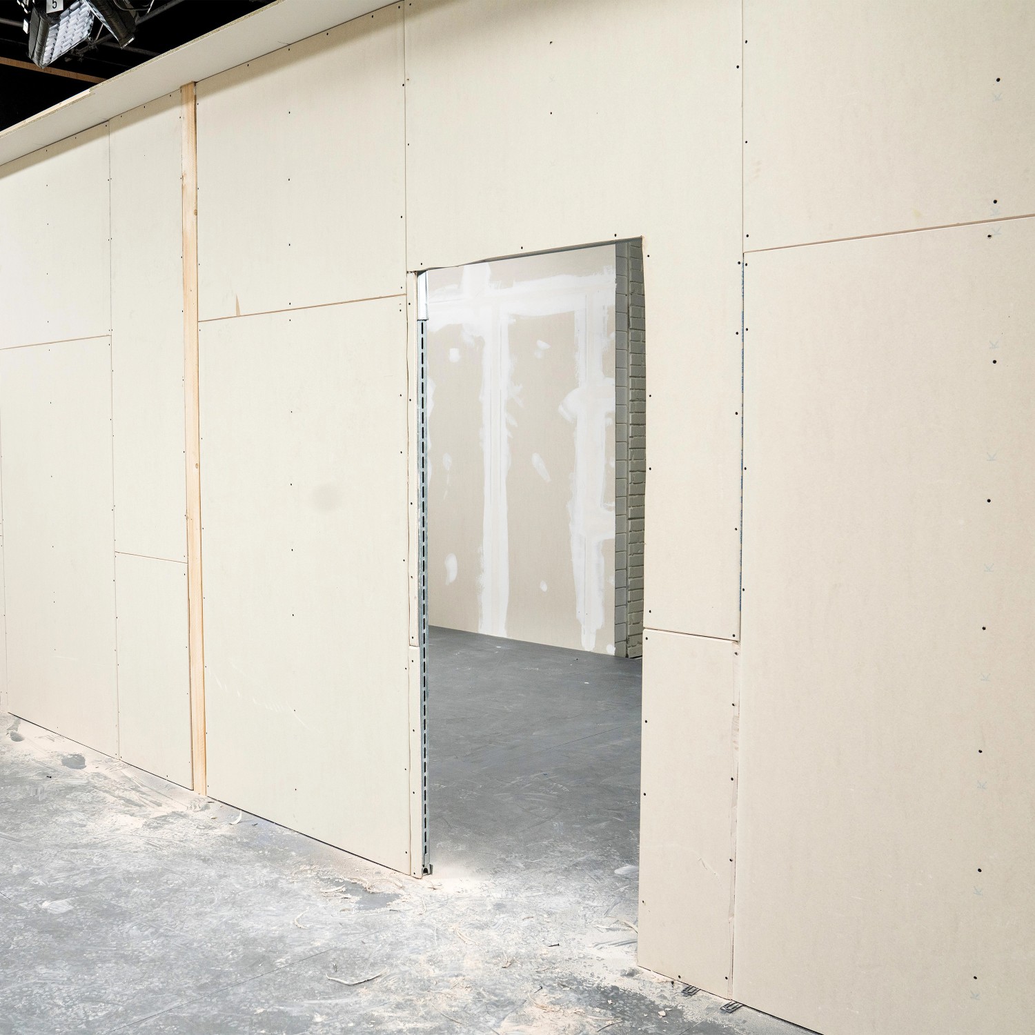 Verbaute Gipskartonplatten (9,5mm) als Wand- und Deckenverkleidung im Innenausbau mit Türrahmen.