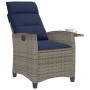 Grauer Poly Rattan Gartensessel mit verstellbarer Rückenlehne, marineblauen Kissen und klappbarem Beistelltisch.