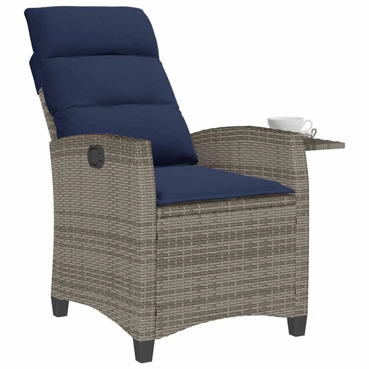 Grauer Poly Rattan Gartensessel mit verstellbarer Rückenlehne, marineblauen Kissen und klappbarem Beistelltisch.