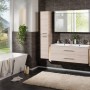 Badezimmer-Szene mit Fackelmann Hochschrank B.Clever Alaska Esche, Waschtisch und Spiegelschrank.