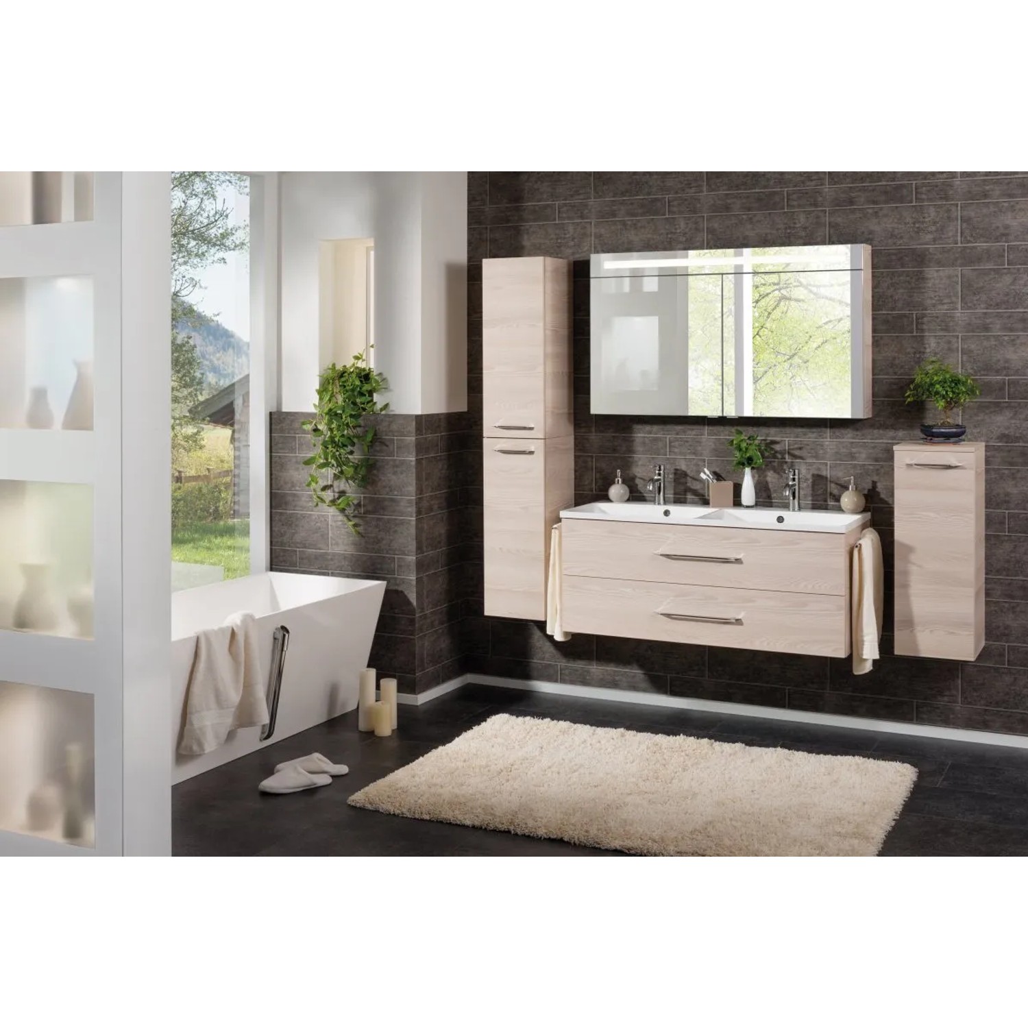 Badezimmer-Szene mit Fackelmann Hochschrank B.Clever Alaska Esche, Waschtisch und Spiegelschrank.