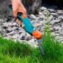 Gardena Comfort Grasschere im Einsatz: Hand schneidet Rasenkante präzise. Drehbare Klinge für Links- und Rechtshänder.