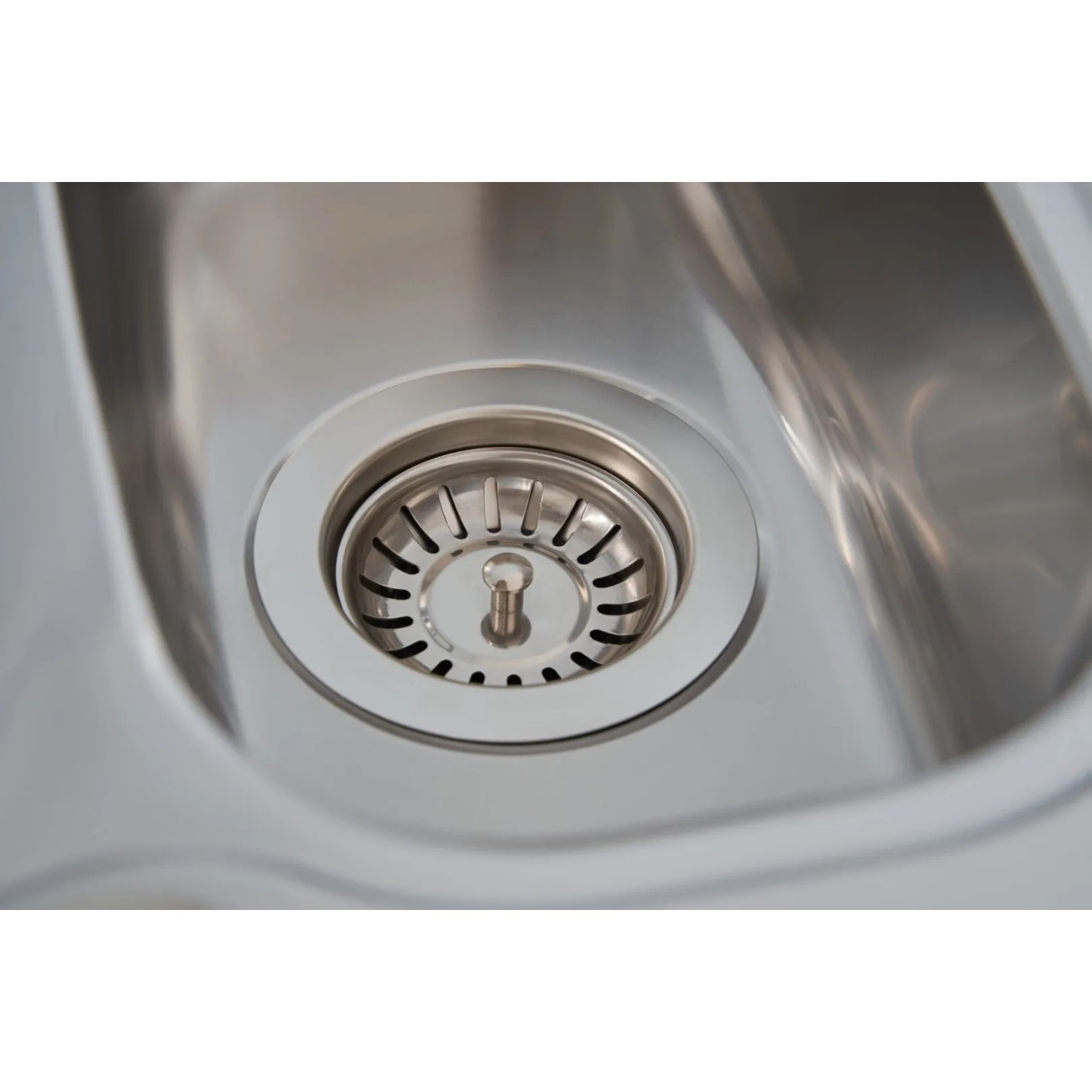 Detailaufnahme: Respekta Einbauspüle Miami, Edelstahlspüle mit Abfluss und Siebkorb.