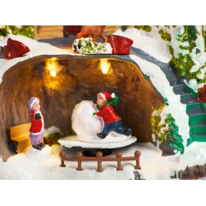 Beleuchtete OBI Weihnachtsdorf Figur: Kinder rollen Schneeball in verschneiter Ski Landschaft mit Glitzer.