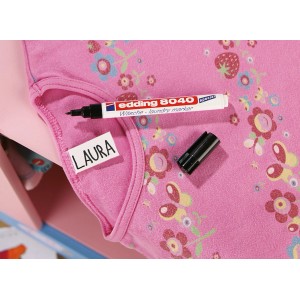 Edding 8040 Wäschemarker schwarz auf rosa T-Shirt mit Namensetikett.