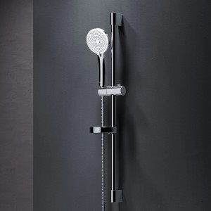 AM.PM Duschset Play: Chrom Handbrause, Duschstange und Brauseschlauch an dunkler Wand. Modernes Brauseset.
