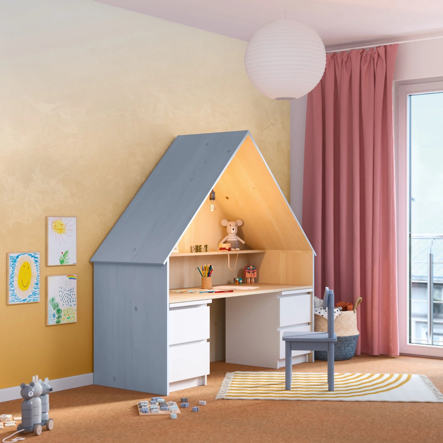 Kinderzimmer mit hafergelber Wandfarbe und Haus-Schreibtisch. CREATE! by OBI Lieblingsfarbe.