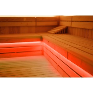 Sauna mit rotem Karibu LED-Farblichtschlauch (200 cm) unter der Sitzbank.