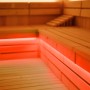 Sauna mit rotem Karibu LED-Farblichtschlauch (200 cm) unter der Sitzbank.