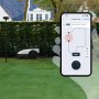 Ecovacs Goat O800 RTK Mähroboter im Garten, gesteuert per App auf Smartphone.