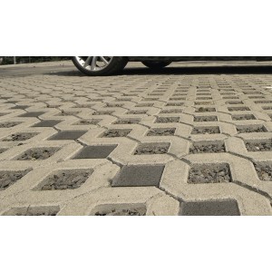 Anthrazitfarbener Kann Rasengitter Füllstein in Pflastersteinen mit PKW im Hintergrund.