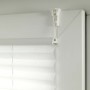 Detailaufnahme: Weißes Gardinia Easy Fix Plissee Tag und Nacht am Fenster montiert.