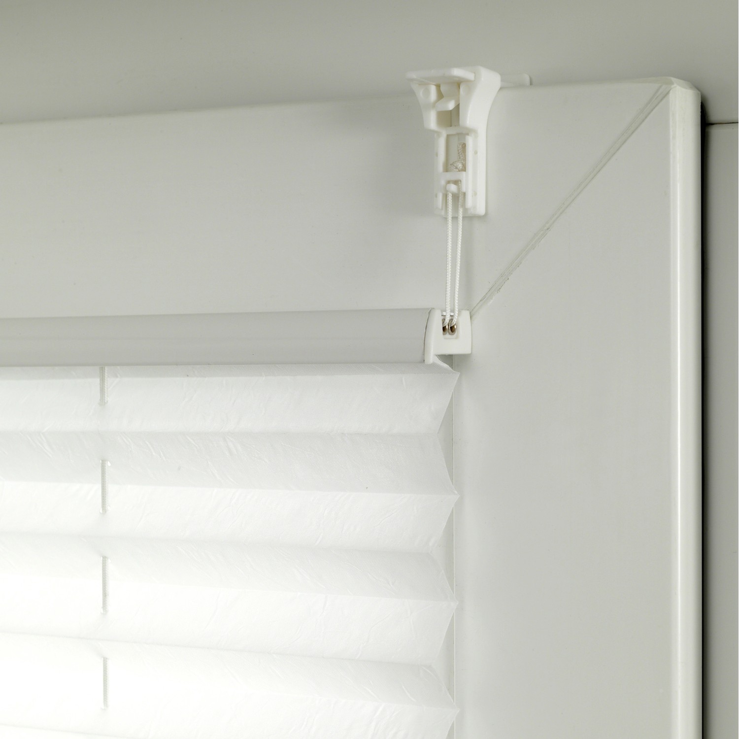 Detailaufnahme: Weißes Gardinia Easy Fix Plissee Tag und Nacht am Fenster montiert.