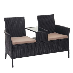 Schwarze Poly-Rattan Gartenbank mit Tisch und creme-farbenen Kissen.