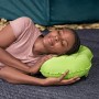 Frau ruht auf grünem Bestway Air Pillow Wanderlite Camping-Kissen.