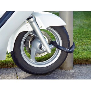 Motorrad mit OBI Gliederkettenschloss (120 cm) am Vorderrad befestigt.