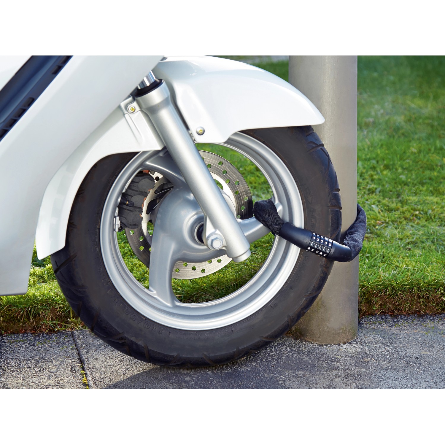 Motorrad mit OBI Gliederkettenschloss (120 cm) am Vorderrad befestigt.