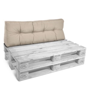 Beiges Paletten-Rückenkissen mit stilvollen Heftungen auf Europalette. Komfortables Sitzkissen für Indoor & Outdoor.