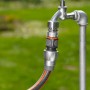 Gardena Premium Schlauchverbinder 19 mm (3/4'') am Wasserhahn mit Schlauch.