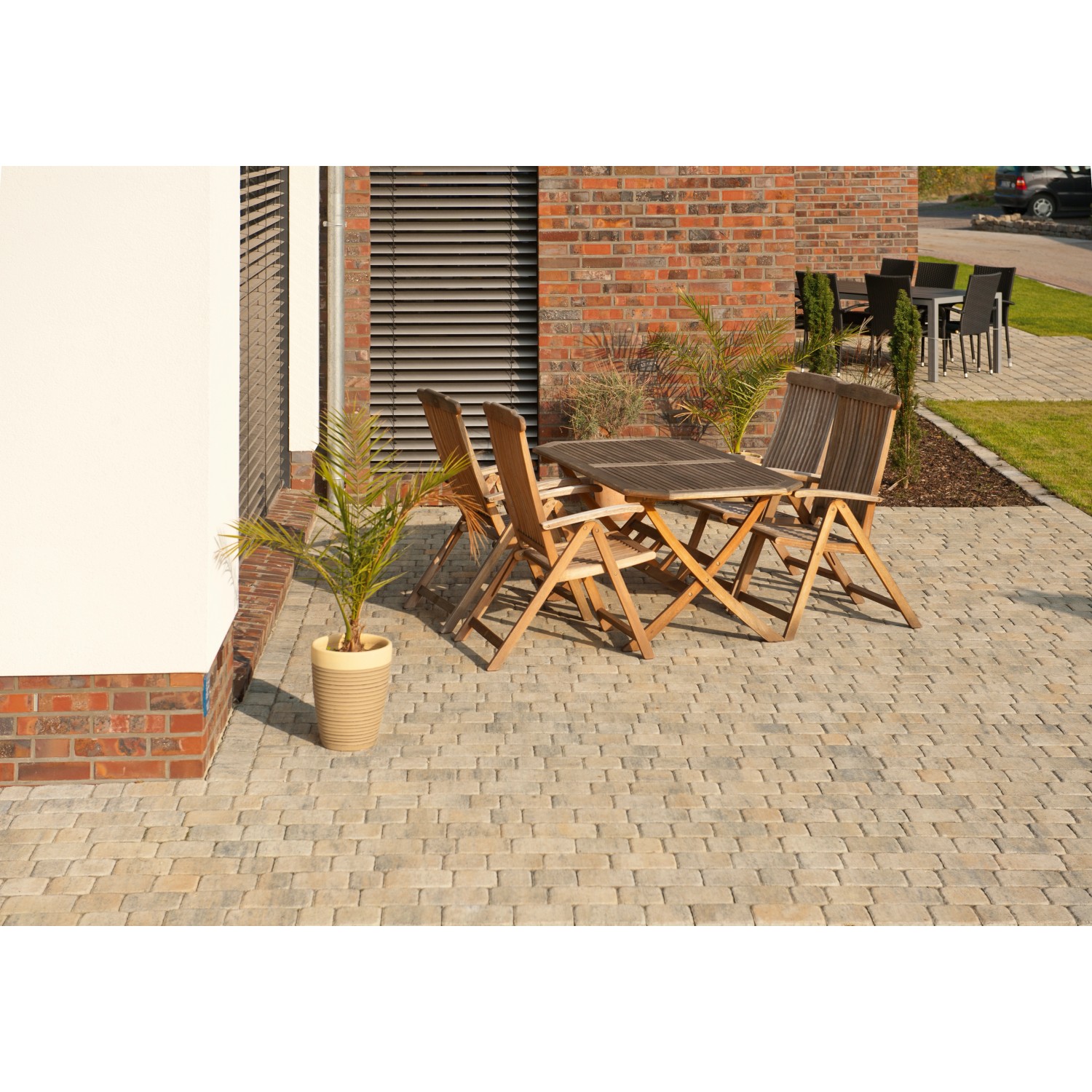 Verlegte Diephaus Semito Pflastersteine Muschelkalk Mehrformat mit Sitzgruppe im Außenbereich.