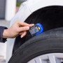 Michelin Reifendruckprüfer mit Profiltiefenmesser im Einsatz am Reifen.