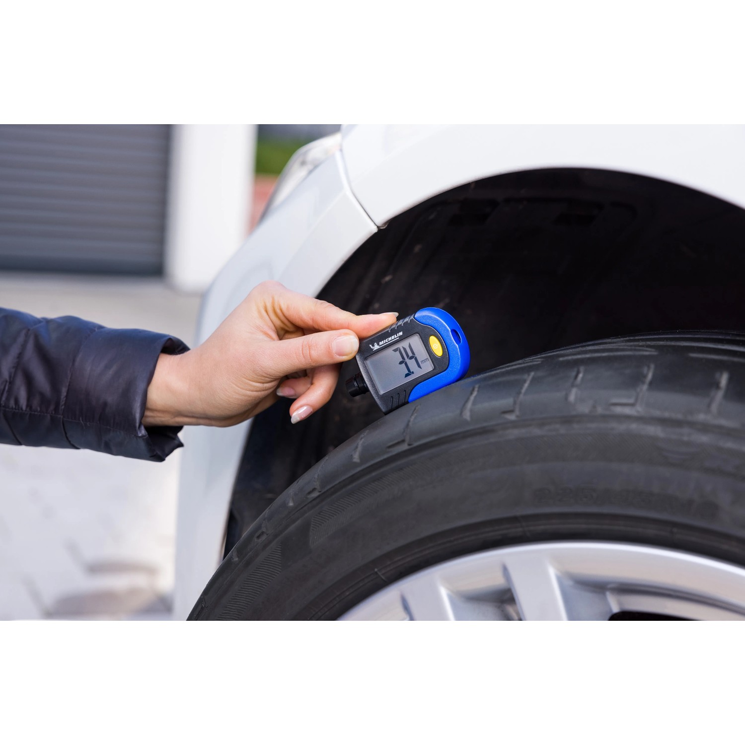 Michelin Reifendruckprüfer mit Profiltiefenmesser im Einsatz am Reifen.