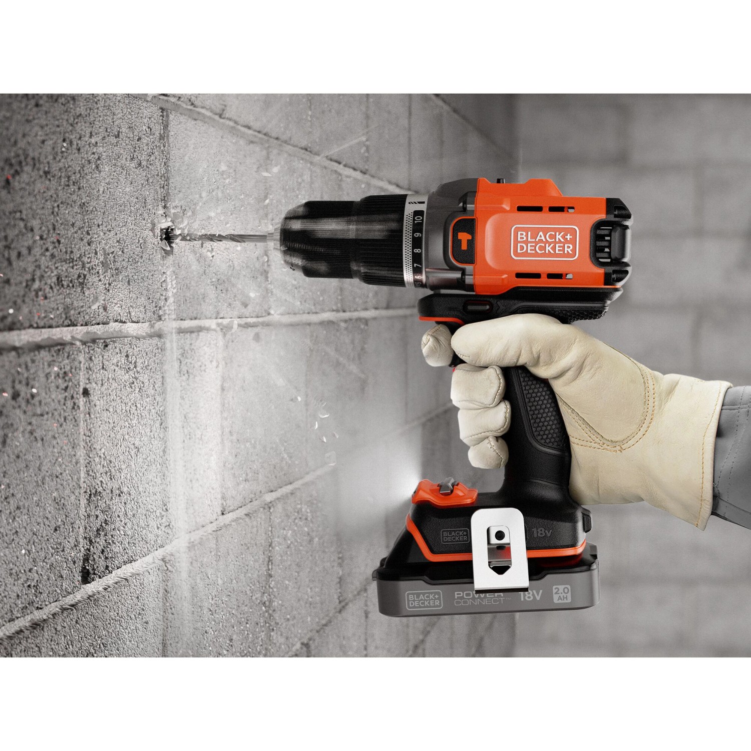 Black+Decker Akku-Schlagbohrschrauber BCD383 beim Bohren in Mauerwerk.