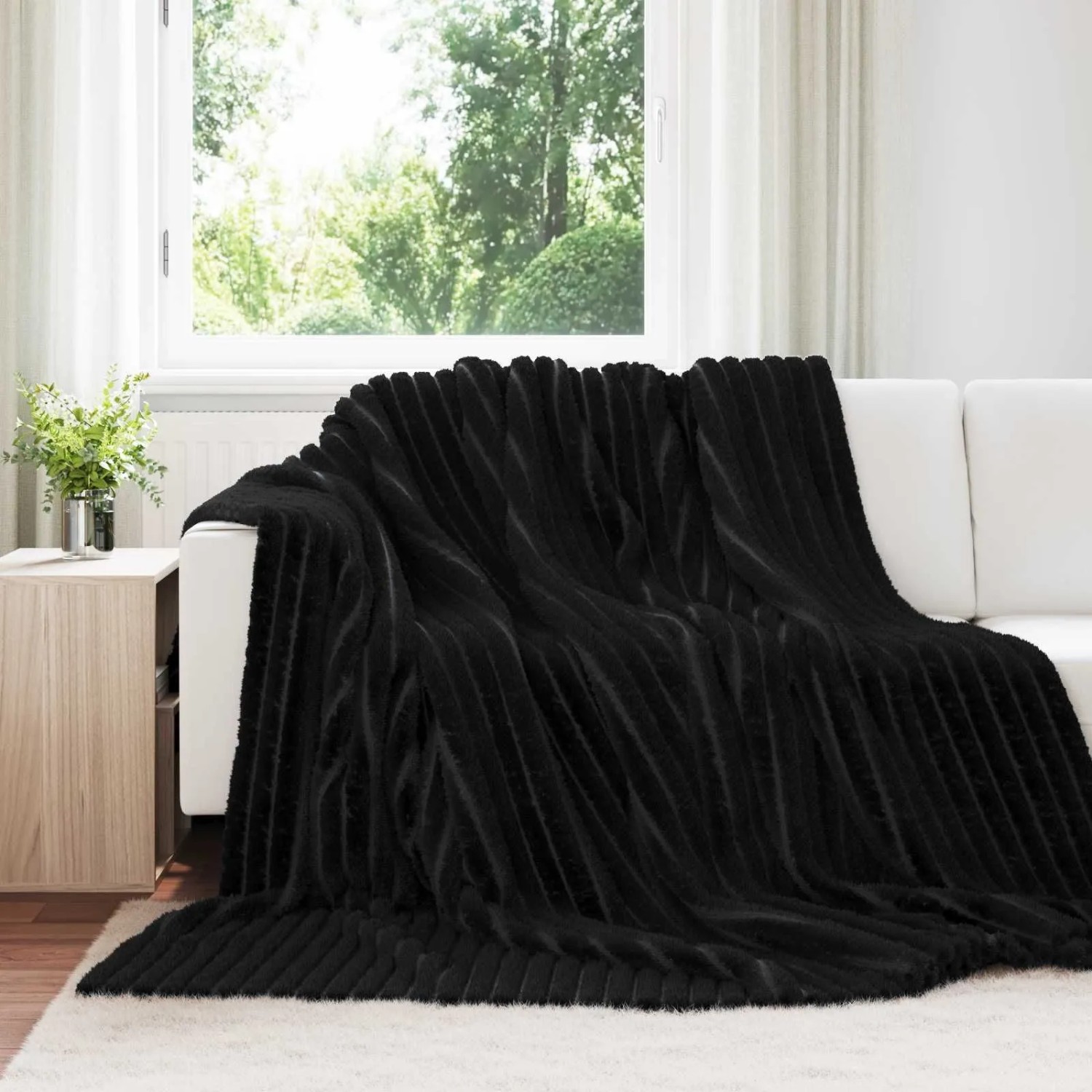 Schwarze vidaXL Überwurfdecke (270x240cm) aus Fleece auf einem Sofa. Gemütliche Wohnzimmerdecke.