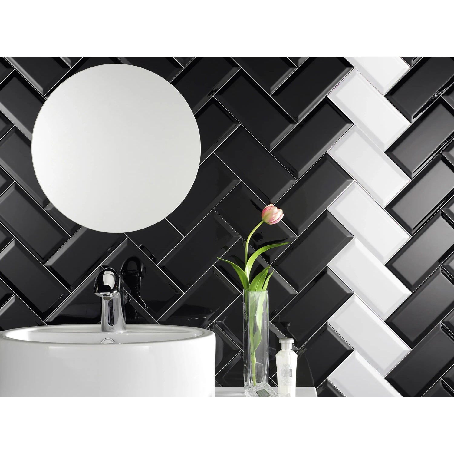 Wandfliesen Facette Metro Schwarz glänzend, 10x20 cm, im Badezimmer mit Spiegel und Waschbecken.