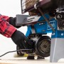 Scheppach HL460 Holzspalter in Aktion: Liegender Spalter mit Holzstück und Bediener.