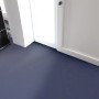 Blauer PVC-Bodenbelag Primaflor Expotop (2,00m x 9,50m) im Raum.