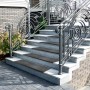 Treppe mit schwarzen Karat Gummi Stufenmatten Coin Antirutschmatten im Außenbereich.