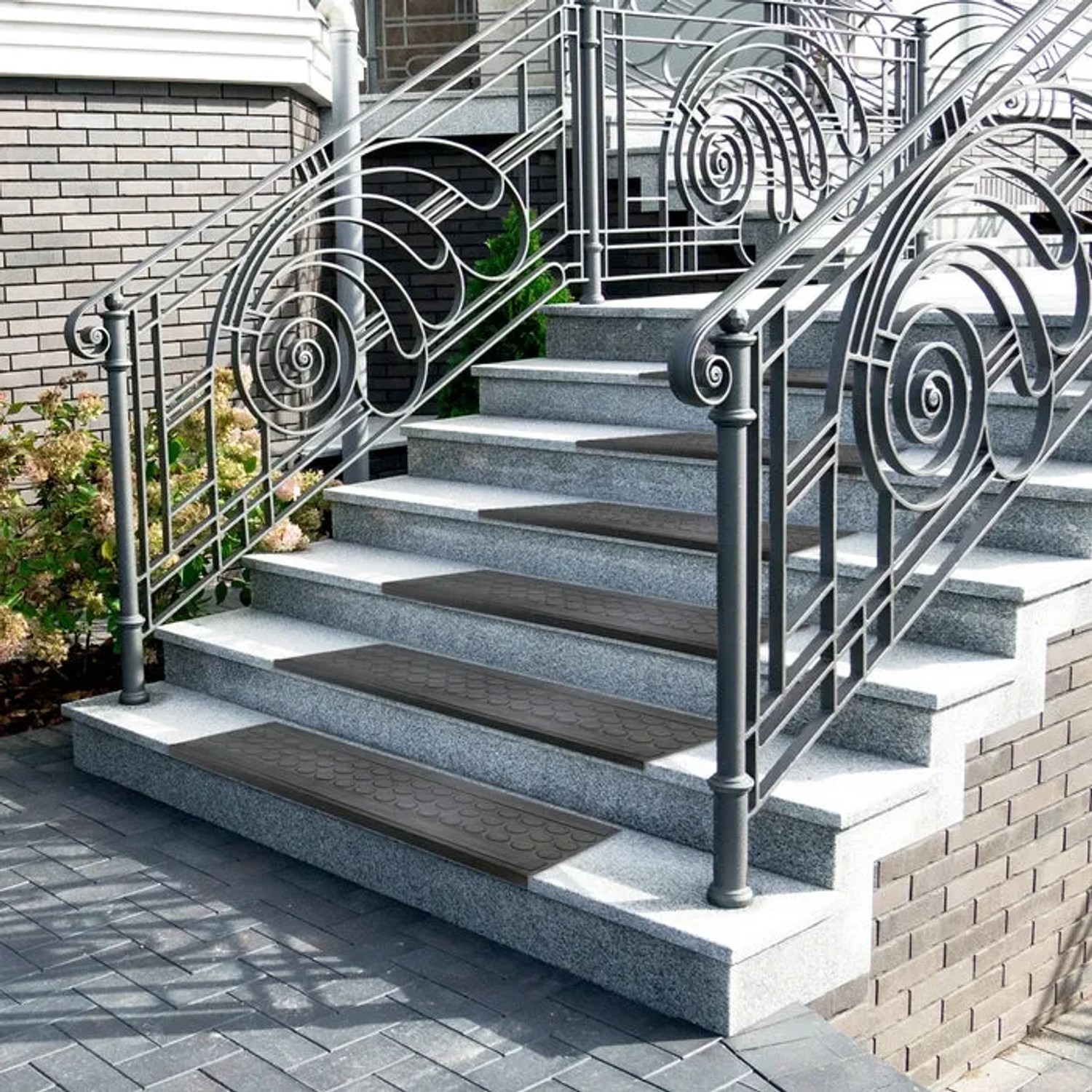 Treppe mit schwarzen Karat Gummi Stufenmatten Coin Antirutschmatten im Außenbereich.