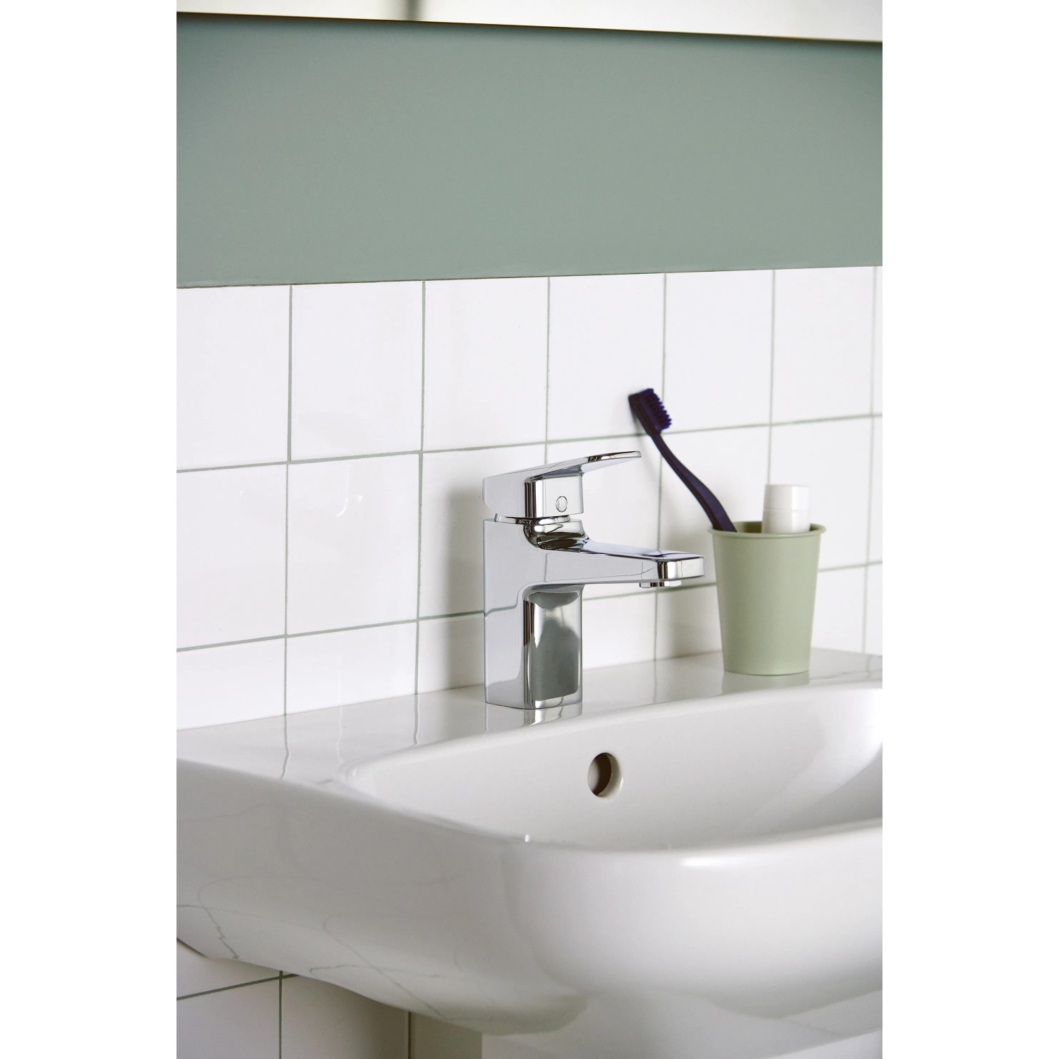 Ideal Standard Ceraplan Waschtischarmatur Chrom, Aufsicht auf Waschbecken mit Armatur.