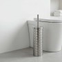 Moderne silberne WC-Bürstengarnitur aus Metall mit strukturiertem Halter und langem Griff, neben einer weißen Toilette im Bad.