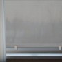Grauer Gardinia Hitzeschutz (40x80 cm) am Fenster mit Klemmbefestigung. Blendschutz für Innen & Außen.