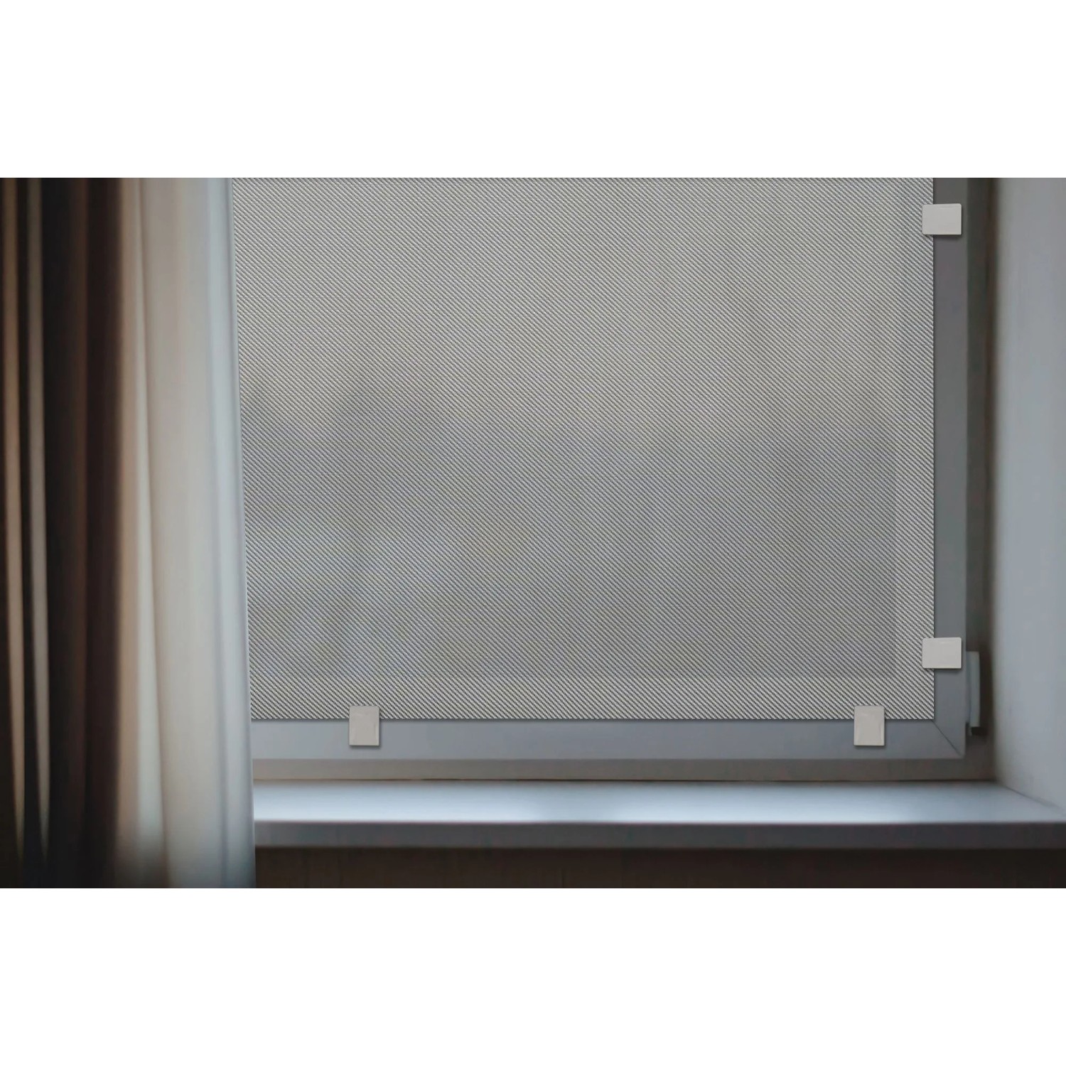 Grauer Gardinia Hitzeschutz (40x80 cm) am Fenster mit Klemmbefestigung. Blendschutz für Innen & Außen.