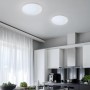 Weiße Reality LED-Deckenleuchte Putz, 12W, aus Kunststoff, montiert in einer Küche.