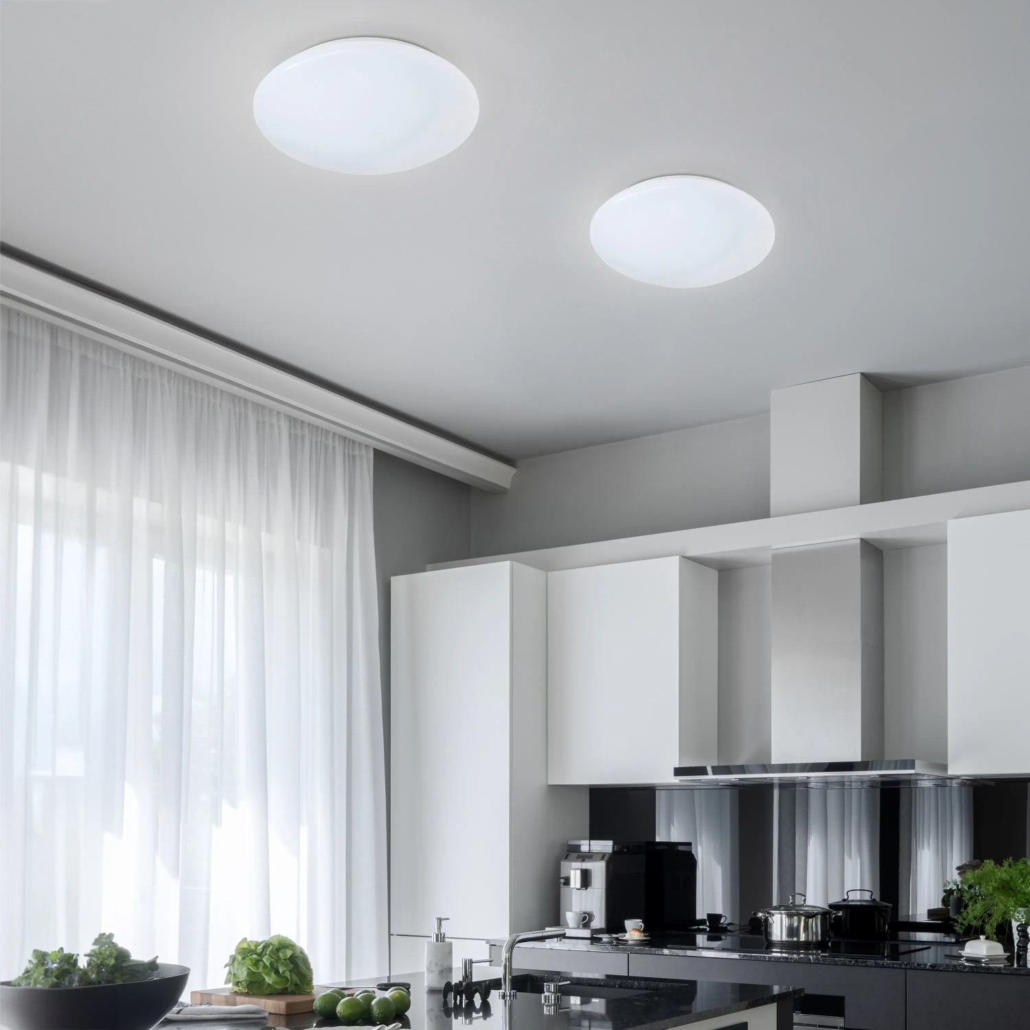 Weiße Reality LED-Deckenleuchte Putz, 12W, aus Kunststoff, montiert in einer Küche.